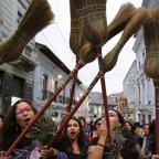 Феминистки vs феминисты. О расколе в рядах защитников прав женщин (Участницы марша феминистских организаций Эквадоре) Участницы марша феми…