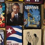 7 Дней (США): звездный социализм (Стенд с магнитами в Гаване, на одном изображен Барак Обама, нюхающий сигару | © AP Photo, Ramon Espinosa) Стенд с магнитами в …