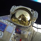 В 'Роскосмосе' рассказали о принципах отбора космонавтов (Космоснавт во время выхода в открытый космос. Архивное фото) Космоснавт во время …