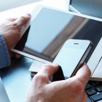 Ученые выяснили, чем планшеты и смартфоны вредны для маленьких детей (Бизнесмен с планшетом в руках) Бизнесмен с планшетом в руках